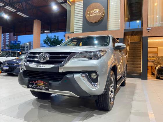 TOYOTA HILUX SW4 2.8 SRX 4X4 7 LUGARES 16V TURBO INTERCOOLER DIESEL 4P AUTOMÁTICO